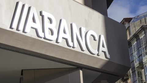 El logo de Abanca en una sucursal en Lugo.