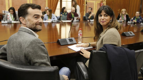 Los coordinadores generales y portavoces parlamentarios de IU Andalucía y Podemos Andalucía, Antonio Maíllo y Teresa Rodríguez. EFE