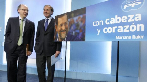 Los entonces director de campaña del PP, Pío García-Escudero, y secretario ejecutivo de Comunicación, Gabriel Elorriaga, presentan en la sede del PP el lema del partido para las elecciones del 9 de marzo de 2008. EFE