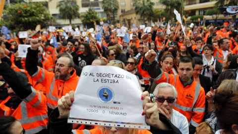 Concentración en la Plaza Alta de Algeciras (Cádiz) en apoyo a los estibadores sobre la reforma de este sector. EFE/A.Carrasco Ragel