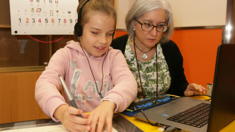 Alumna del Centro de Recursos Educativos de la ONCE junto a su profesora.