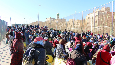 Cientos de porteadoras esperan cruzar la frontera - Rosa Soto