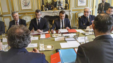 El presidente francés, Emmanuel Macron (cd), preside una reunión del Consejo de Defensa en el palacio del Elíseo en París. | EFE