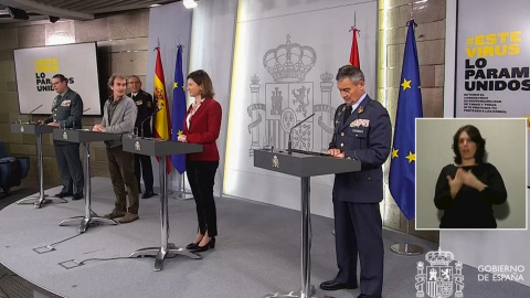 Captura de la señal de video institucional de La Moncloa, del jefe de Estado Mayor de la Defensa (JEMAD), el general Miguel Ángel Villarroya (d), la secretaria general de Transportes, María José Rallo del Olmo (2d), el director del Centro de Coordinac