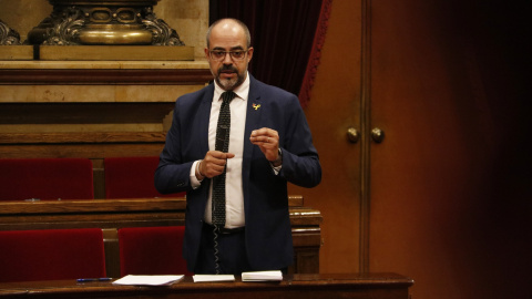 Pla mitjà del conseller d'Interior, Miquel Buch, durant la sessió de control al Parlament. SÍLVIA JARDÍ / ACN