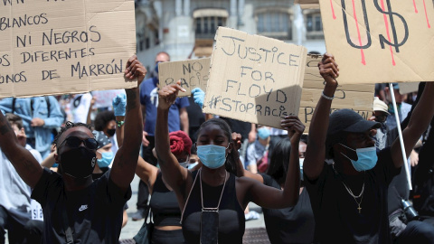 Manifestantes en la Puerta del Sol durante la concentración convocada en Madrid por la Comunidad negra africana y afrodescendiente en España (CNAAE) contra el racismo, tras la muerte del ciudadano afroamericano, George Floyd, durante su detención por l