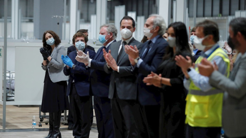 El alcade de Madrid, José Luis Martínez Almeida (2d), y la presidenta de la Comunidad de Madrid, Isabel Díaz Ayuso (i), entre otras autoridades, durante el acto de cierre en el interior del hospital de campaña del recinto ferial de Ifema este viernes,