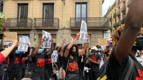 Un grup de manifestants mostren samarretes amb el lema "Black Lives Matter" (les vides negres importen) durant la concentració antiracista a Barcelona d'aquest diumenge. Cèlia Muns