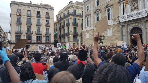 Centenars de persones assisteixen a la concentració a Barcelona en resposta a l'assassinat de George Floyd en mans de la policia als Estats Units. Cèlia Muns