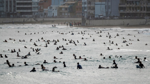 Decenas de surfistas en las playa de Las Canteras, en Las Palmas de Gran Canaria./ Ángel Medina G (EFE)