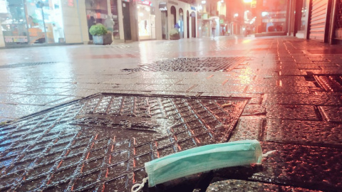 Una mascarilla tirada en el suelo. TWITTER/@apcvalladolid