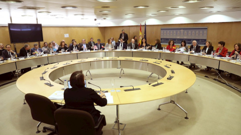 Vista general de la reunión del Consejo de Política Fiscal y Financiera (CPFF), presidida por la ministra de Hacienda, María Jesús Montero (6d), junto a la ministra de Política Territorial y Función Pública, Carolina Darias (6d), en Madrid. EFE/ Ki