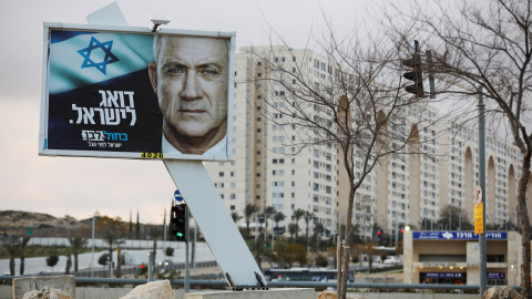 01/03/2020 Una pancarta de la campaña electoral del Partido Azul y Blanco que representa al líder Benny Gantz. / REUTERS - RONEN ZVULUN