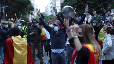 Vecinos del madrileño barrio de Salamanca participan en una protesta contra el Gobierno por su gestión en la crisis del coronavirus, este miércoles en Madrid. / EFE - RODRIGO JIMÉNEZ