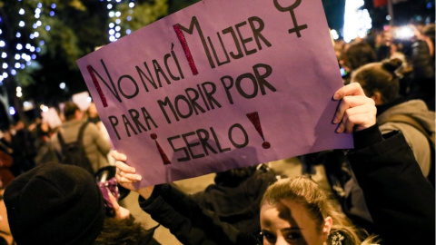 Una mujer ssotiene una pancarta en la que se lee 'No nací mujer para morir por serlo', en la manifestación en Madrid con motivo del Día Internacional para la Eliminación de la Violencia contra las Mujeres. Europa Press / Archivo