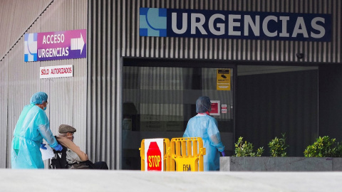 VALLADOLID. 20/04/2020. Un hombre en silla de ruedas accede a las Urgencias del Hospital Clínico de Valladolid, este lunes trigésima séptima jornada del estado de alarma por la crisis del coronavirus. EFE/ R. García