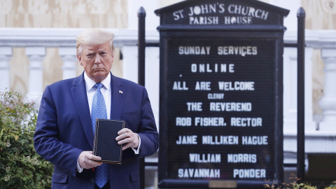 Donald Trump posa con una biblia fuera de la Iglesia Episcopal de San Juan. La Obispo de Washigton ha declarado que no se le informó: "Sosteniendo una Biblia, una que declara que Dios es amor, cuando todo lo que ha dicho y hecho ha sido para encender la 