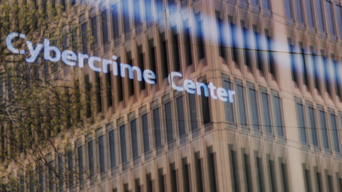 Reflejo en una ventana del Cybercrime Center en Cambridge .REUTERS/Brian Snyder