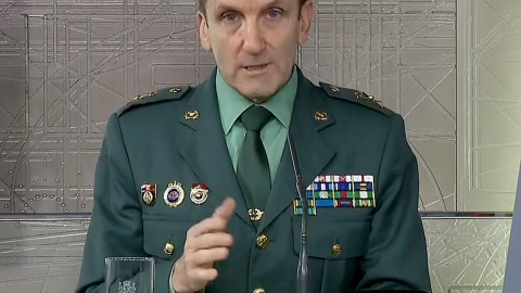 Captura de la señal institucional de Moncloa, del Jefe de Estado Mayor de la Guardia Civil, general José Manuel Santiago, este lunes durante la rueda de prensa ofrecida tras la reunión del gabinete técnico de seguimiento de la crisis del coronavirus.-