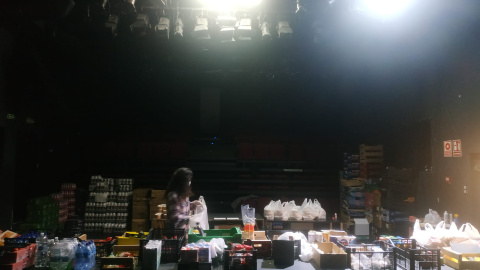 El escenario del Teatro del Barrio en Madrid convertido en Banco de alimentos.- GUILLERMO MARTÍNEZ