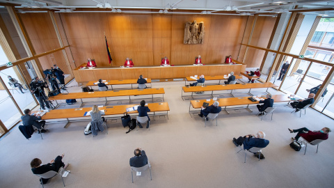 De izquierda a derecha, los jueces del Tribunal Constitucional de Alemania Ulrich Maidowski, Peter M. Huber,  Andreas Voßkuhle (su presidente), Doris König y Christine Langenfeld, en una foto del pasado 5 de mayo cuando publicaron el en el que se pone e