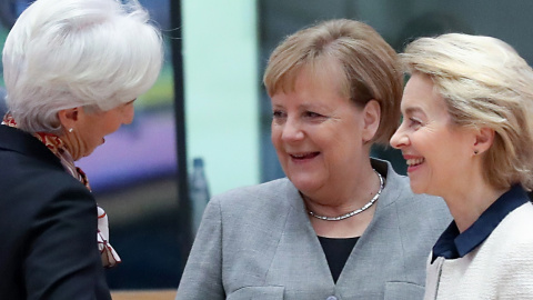 La presidenta del BCE, Christine Lagarde, conversa con la canciller alemana  Angela Merkel y la presidenta de la Comision Europea, Ursula von der Leyen, al comienzo de la segunda jornada de la cumbre de la UE celebrada en diciembre de 2019 en Bruselas. AF