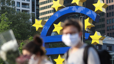 El logo del euro, cerca de la sede del BCE en el distrito financiero de Fráncfort. AFP/Yann Schreiber