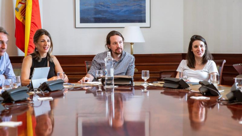 El secretario general de Podemos, Pablo Iglesias, junto a otros dirigentes de Podemos de las confluencias y también de Izquierda Unida, como Yolanda Díaz (i) e Irene Montero (d), durante la reunión de la mesa política Confederal para las negociaciones