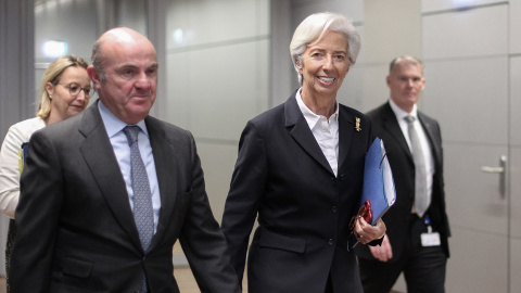 La presidenta del BCE, Christine Lagarde, y el vicepresidente, Luis de Guindos, antes de una rueda de prensa en la sede de la entidad, en Fráncfort. AFP