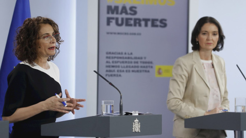 La ministra portavoz María Jesús Montero y la titular de Industria, Comercio y Turismo Reyes Maroto, durante la rueda de prensa posterior a la reunión del Consejo de Ministros en Moncloa./ Ballesteros (EFE)