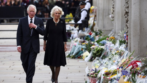 El rey Carlos III y la reina consorte Camila, frente al Palacio de Buckingham tras la muerte de Isabel II.- Henry Nicholls / Reuters