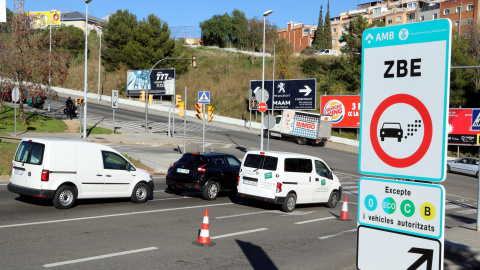 Imatge d'un senyal de la ZBE instal·lat al ramal de la sortida 14 de la Ronda de Dalt, a l'Hospitalet de Llobregat, el 23 de desembre de 2019. ACN