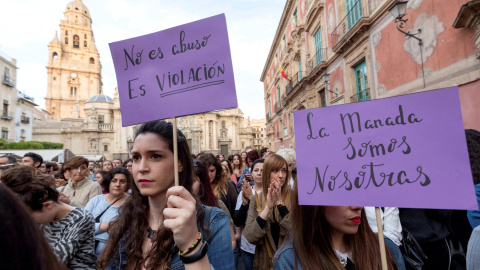 Centenares de personas se han concentrado esta tarde en la Plaza de Belluga de Murcia para mostrar su indignación por la sentencia de la Audiencia Provincial de Navarra que condena a los 5 miembros de la llamada Manada por un delito de abuso sexual, no d