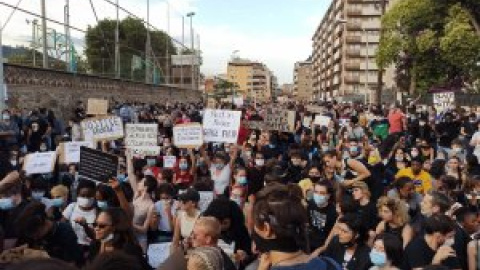 La Barcelona antiracista es manifesta enfront del consolat dels Estats Units