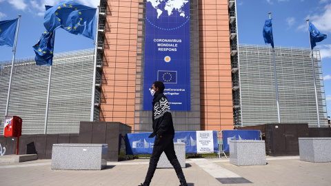 Un hombre con mascarilla pasa por delante de la sede de la Comisión Europea, en Bruselas. REUTERS/Johanna Geron