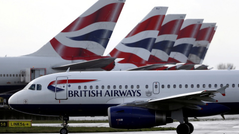 Aviones de British Airways, una de las aerolíneas del holding IAG,en el aeropuerto de Heathrow. REUTERS/Simon Dawson