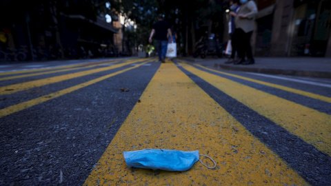 22/05/2020.- Una mascarilla quirúrgica desechada en el centro de Barcelona. EFE/Alejandro García