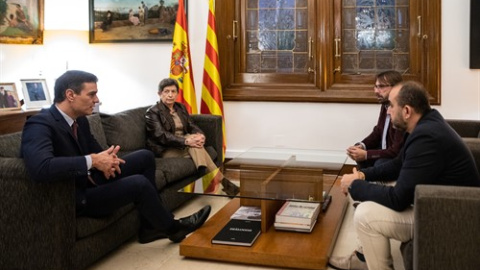 Pedro Sánchez i la delegada del Govern espanyol, Teresa Cunillera, durant la reunió amb els responsables de CCOO i UGT, Javier Pacheco i Camil Ros. EUROPA PRESS/Marc Brugat