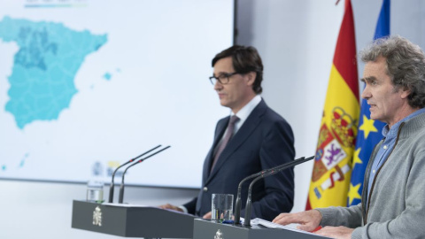 El director del CCAES, Fernando Simón en primer plano y el ministro de Sanidad, Salvador Illa (Foto. Moncloa)