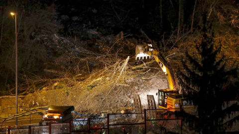 06/02/2020.- Bomberos y ertzainas continúan con la búsqueda de dos personas que han podido quedar sepultadas por el desprendimiento de una ladera esta tarde junto a la AP8 en Zaldibar. EFE/Javier Etxezarreta