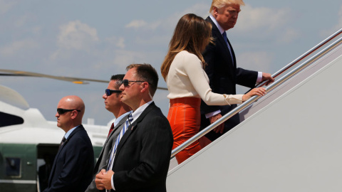 Trump sube al Air Force One con la primera dama para su primer viaje internacional. REUTERS/Jonathan Ernst