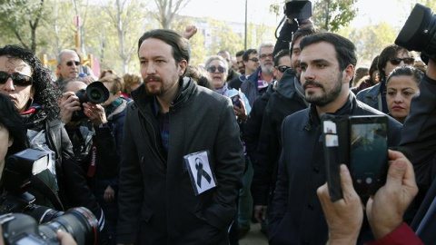 Pablo Iglesias y Alberto Garzón han estado presentes en la sede de Gas Natural en Madrid / EFE