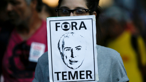 Una mujer protesta contra el presidente brasileño Michel Temer en Manao, Brasil. REUTERS/Brune Kelly