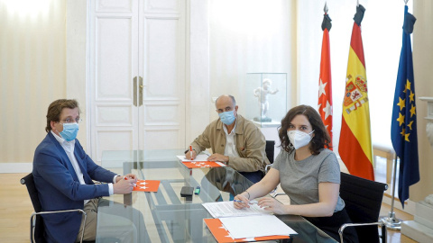 22/05/2020.- La presidenta de la Comunidad de Madrid, Isabel Díaz Ayuso (d), se reúne con el alcalde de Madrid, José Luis Martínez-Almeida (i), y con el viceconsejero de salud pública y plan covid-19, Antonio Zapatero (c), para tratar sobre el cambio