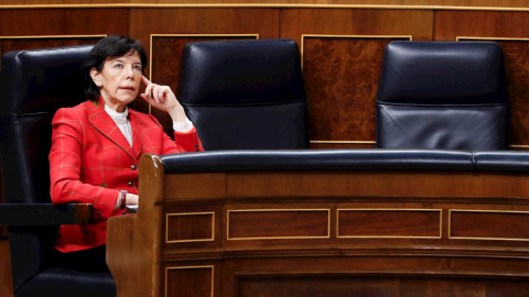 15/04/2020.- La ministra de Educación, Isabel Celaá durante la primera sesión de control al Ejecutivo celebrada en el Congreso desde que se declaró el estado de alarma. EFE/Ballesteros