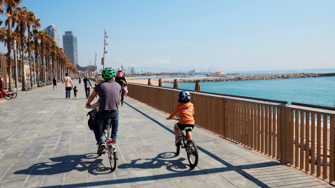 Una familia circula en bici por el paseo marítimo de Barcelona. EFE/Alejandro García/Archivo