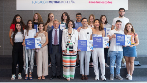 Entrega de los Premios 'Nos duele a todos' en 2019 con la antigua delegada del Gobierno para la violencia de género, Rebeca Palomo, y el director general de la Fundación Mutua Madrileña, Lorenzo Cooklin.