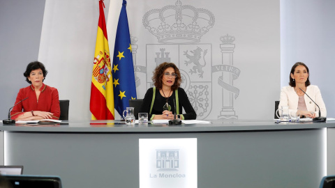 La portavoz del Gobierno y ministra de Hacienda, María Jesús Montero, junto a la ministra de Industria, Comercio y Turismo, Reyes Maroyo, y la titular de Educación y Formación Profesional, Isabel Celáa. - EFE