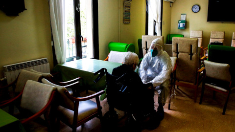 Voluntarios de la ONG Pro-Activa Open Arms trasladan a personas mayores de una residencia del centro de Barcelona.EFE/ Quique García/Archivo