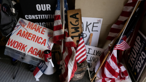 Los manifestantes dejan sus banderas y letreros en la entrada del edificio del Capitolio en Michigan tras ocupar el edificio durante una votación para aprobar la extensión del confinamiento. REUTERS / Seth Herald